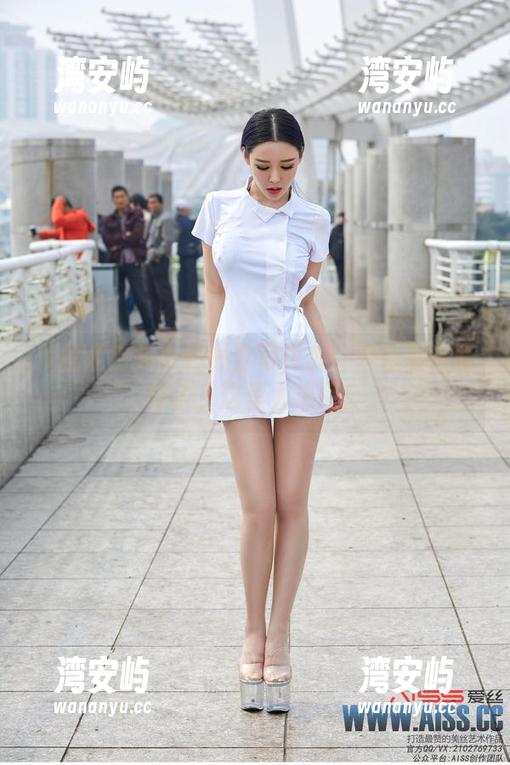 爱丝《街头小秘书》写真集：办公室该晋升了，这里太热闹！