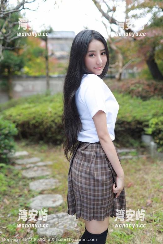 MFStar模范学院 - 站在天台的白子嫣nicky，原图让人想起许多言不由衷…
