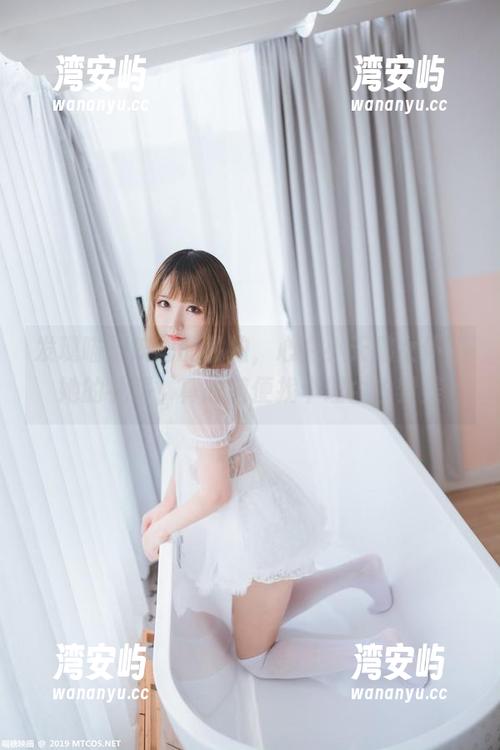 发现喵糖映画的私拍，心中小天鹅女仆和她的礼服，真想随便找个理由去赞美