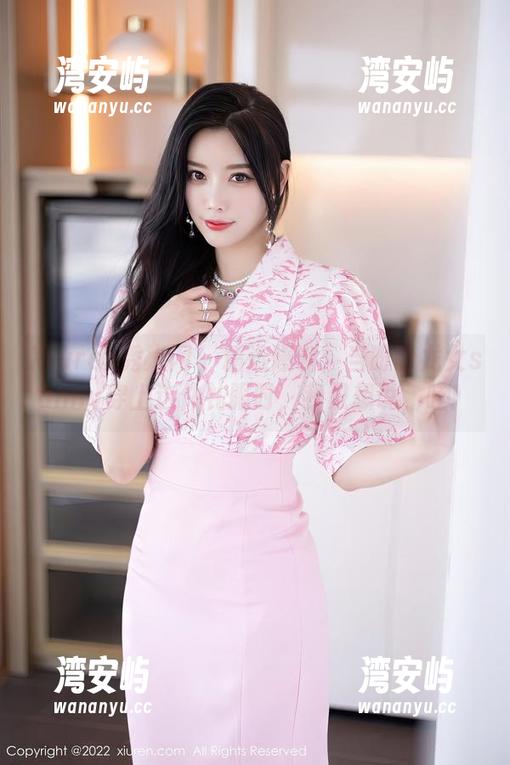 Xiuren秀人网 - 精选爆料：当盼盼龙女sunny穿上这件礼服时，我只想说，哇！