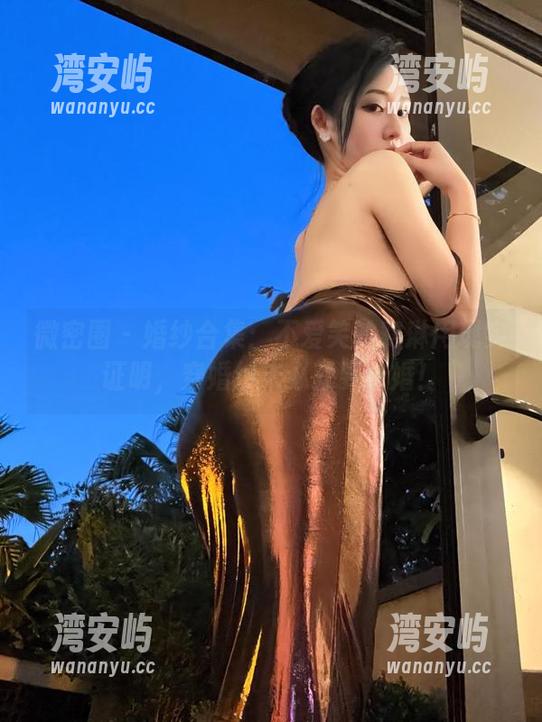 微密圈 - 婚纱合集：不爱笑的赛琳用现实证明，穿婚纱未必就要结婚！
