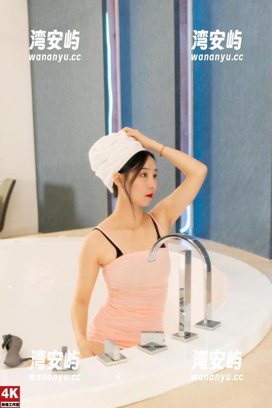 丽柜 - 甜甜泳装：高清写真里一丝不苟的温柔。