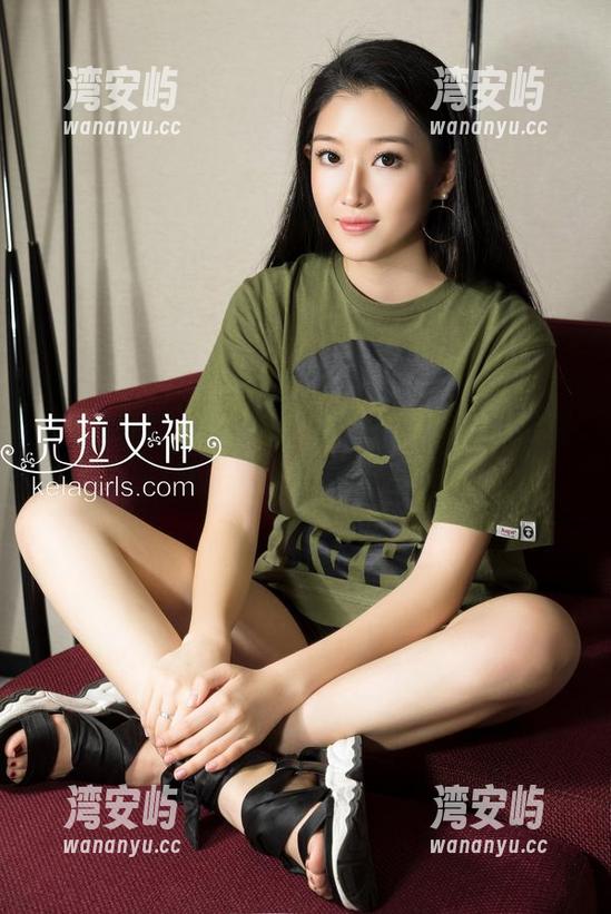 克拉女神 - 沈梦的皮衣在线，高清捕捉那种略带挑衅的姿态。