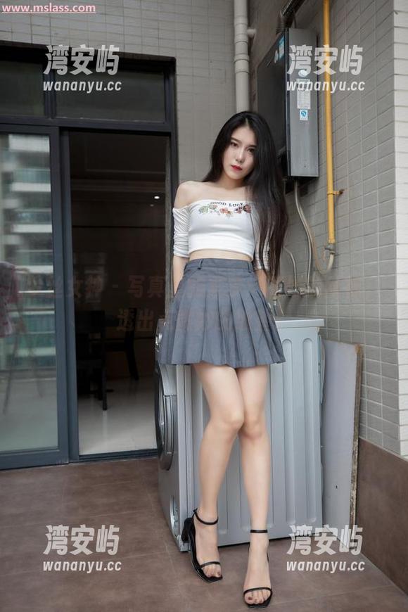 梦丝女神 - 写真里的素梦：阁楼的丝袜，透出点微妙的欲望。