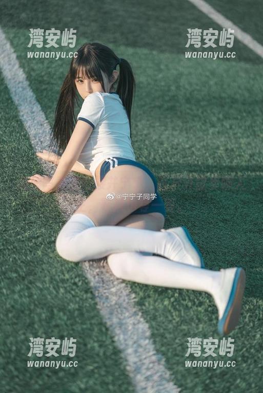 高清写真里的樱井宁宁，在户外散步聊人生，等风也等一等。