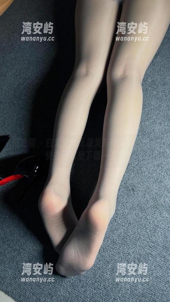 微密圈 - 白龙猫女无畏发布珠光袜的图片，快去图库里下载一波吧！