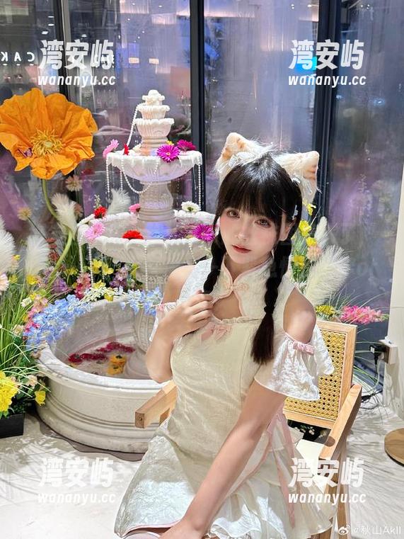 好友圈求助；秋山AkI的丝袜图集来了，分享一下，大家决定一下紧急情况：穿or不穿？