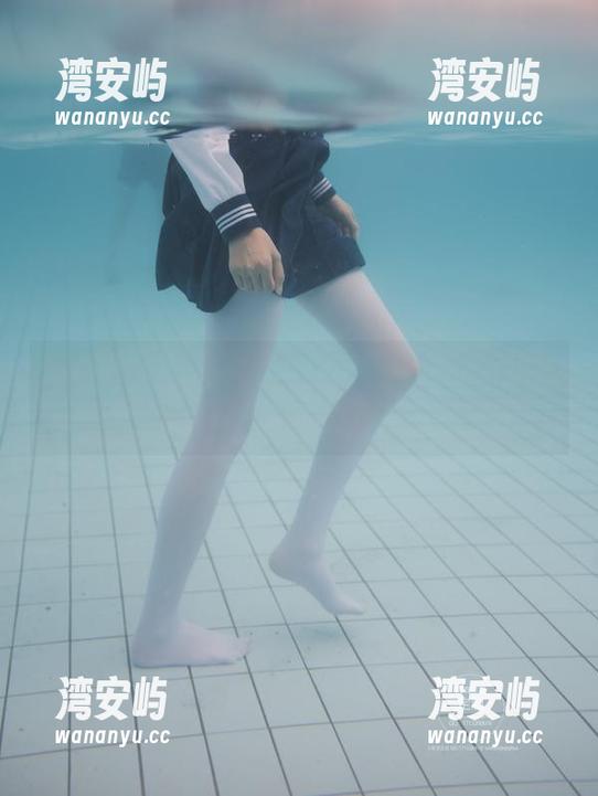 紧急企划 - 看林书辞在泳池旁，图包里的每一帧都让人想起夏天的味道
