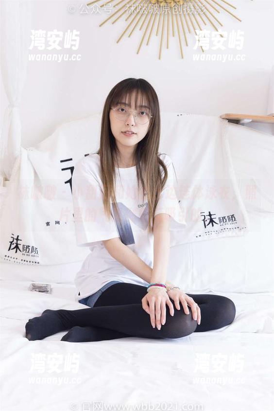 袜啵啵 - 小甜豆和她的水边连体泳衣，照片里的气氛倒是挺吸引的。