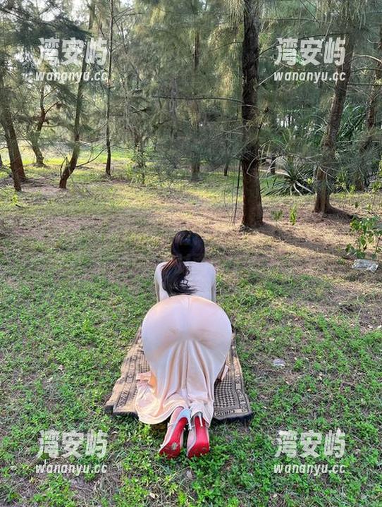 微密圈 - 福利跑来啦！迷人的五姨太的清纯图集，时而嫩、时而酸，来一发不亏。