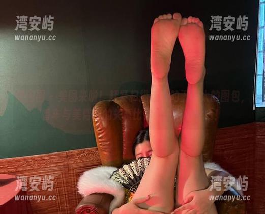 微密圈 - 美图来啦！赶紧扫描迷人的五姨太的图包，香车与美臀间的关系比你想象中复杂哦！