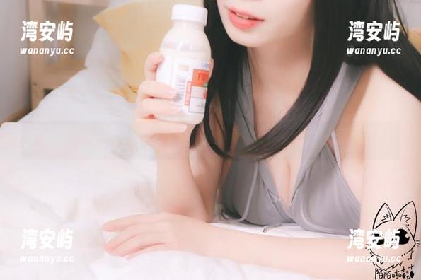 陌陌咕咕咕的白裙写真：我敢打赌你也想偷偷看几眼。