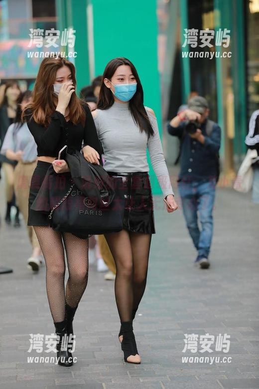 魔镜街拍 - 说好的全套超级网红，艾小青的超短裙肉丝太让人无法专心了。