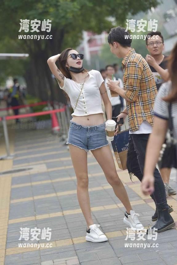 魔镜街拍 - 漫展上艾小青的福利图片，你会相信她引起轰动？！