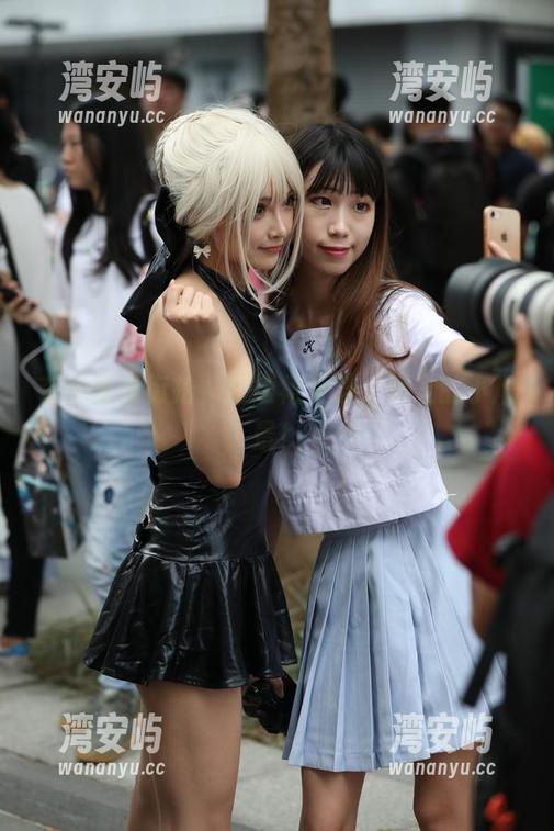在线魔镜街拍，超短裙女孩，街上的小风景！