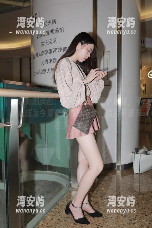 魔镜街拍美图：在凉亭乘凉的小姐姐，不小心成为今夏最火的打卡点，照片不要只在手机里哦！