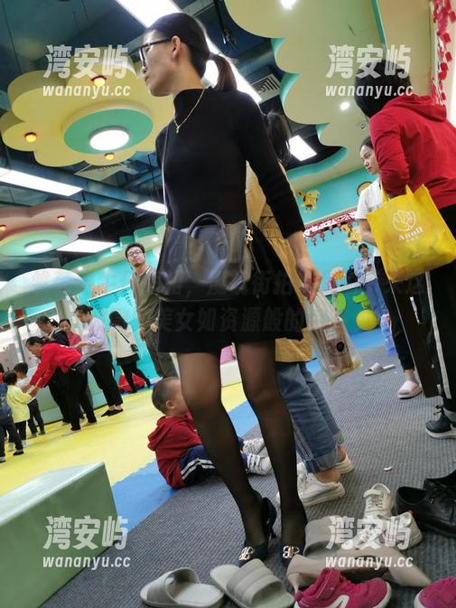 雏菊碰牛仔短裙，魔镜街拍给我们带来这波微胖美女如资源般的存在。